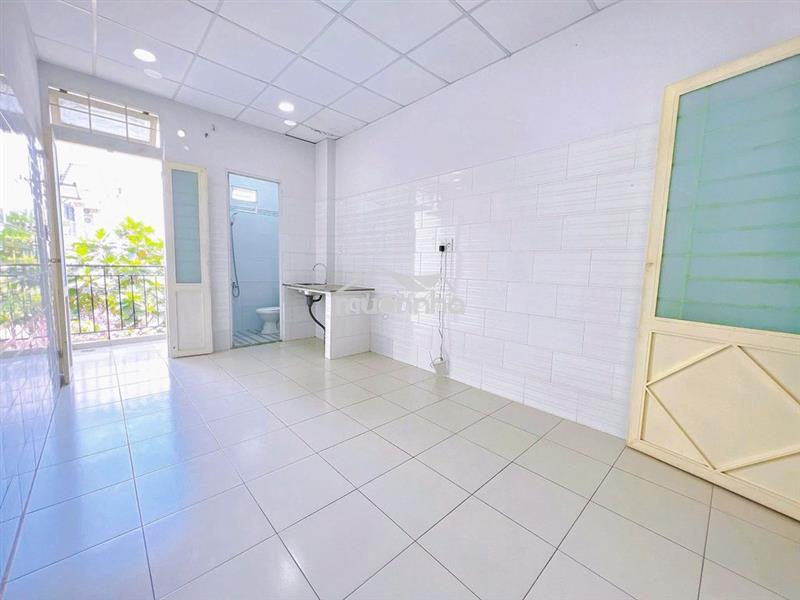 Ban công thoáng mát, máy giặt chung ngay ngân hàng, ngã tư tđ