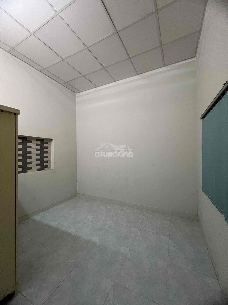 Nhà nguyên căn gần kho b 2pn 2wc giá 6tr