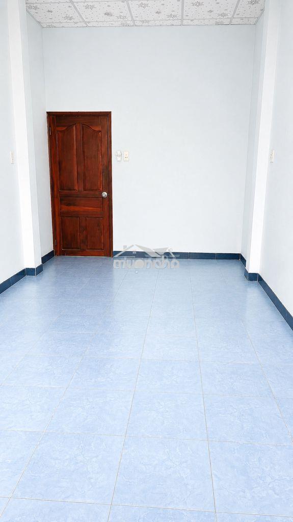 Phòng trống - ban công - máy lạnh - giờ tự do - giáp[ q10 - 2