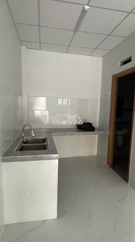 Nhà căn đôi mới xây, nội thất đẹp, sân rộng xe hơi...