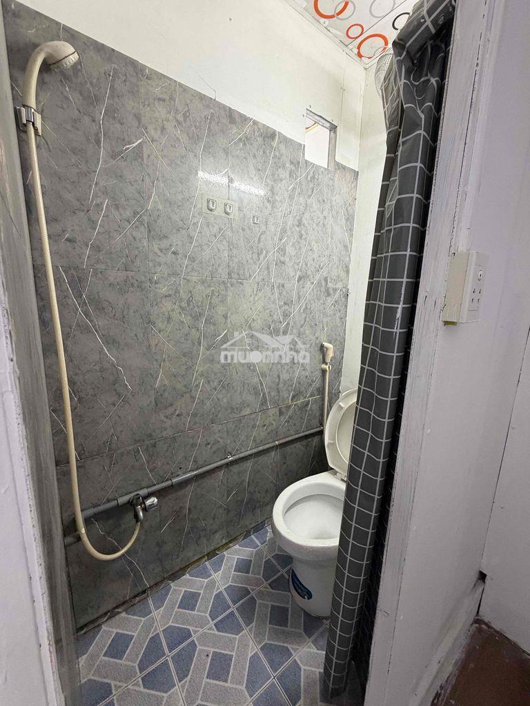 Phòng tầng 1. rộng cửa sổ thoáng . bếp bồn rửa tắm riêng - tolet riêng - 4