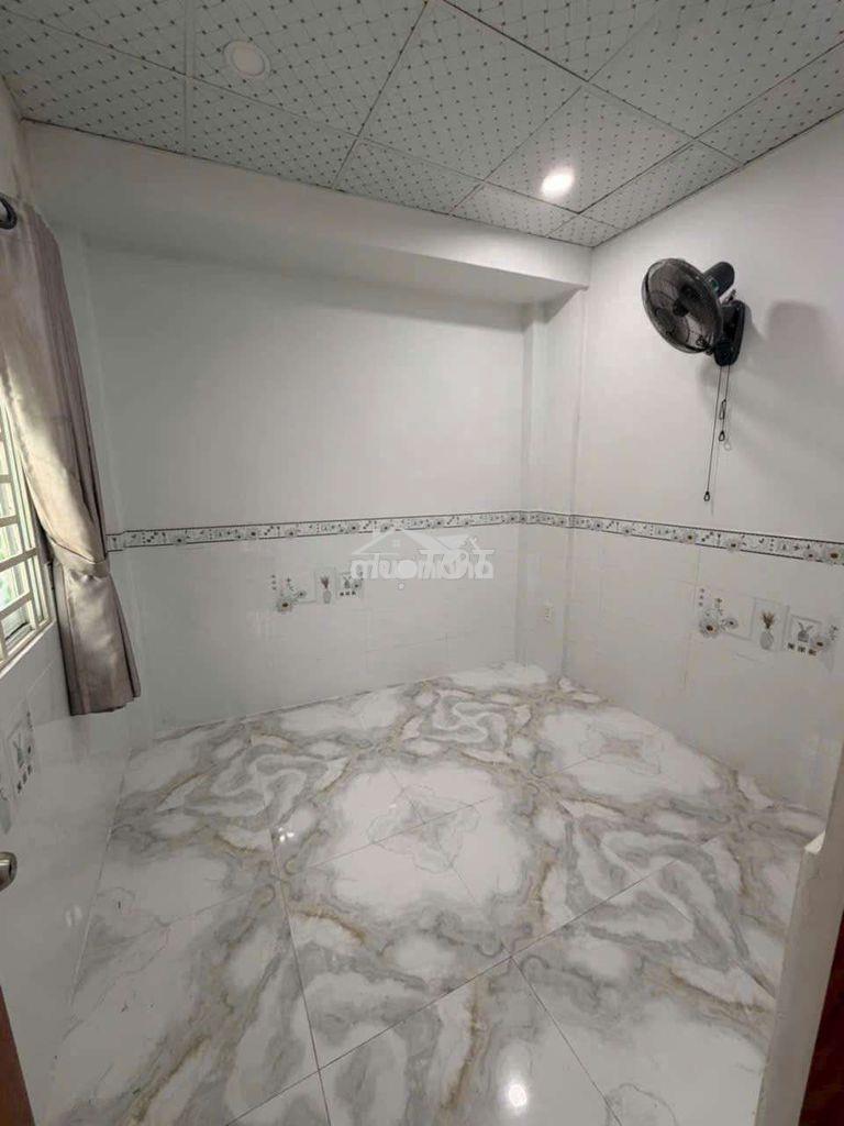 Nhà đẹp căn gốc có 1 máy lạnh vô ở liền nhà trống - 2