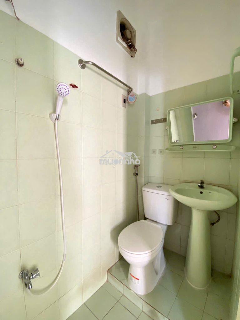 Phòng có máy lạnh gần đh sài gòn, sư phạm ( ko nhận xe máy )