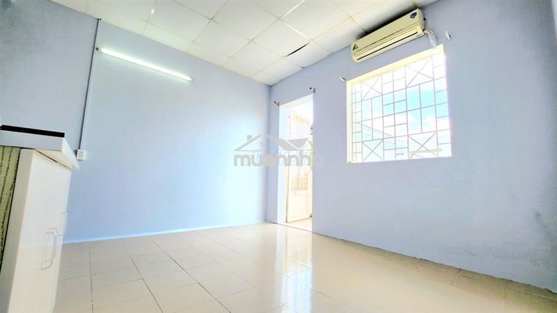 Phòng trống, ban công lớn, máy lạnh, kệ bếp, nguyễn gia trí nối dài !