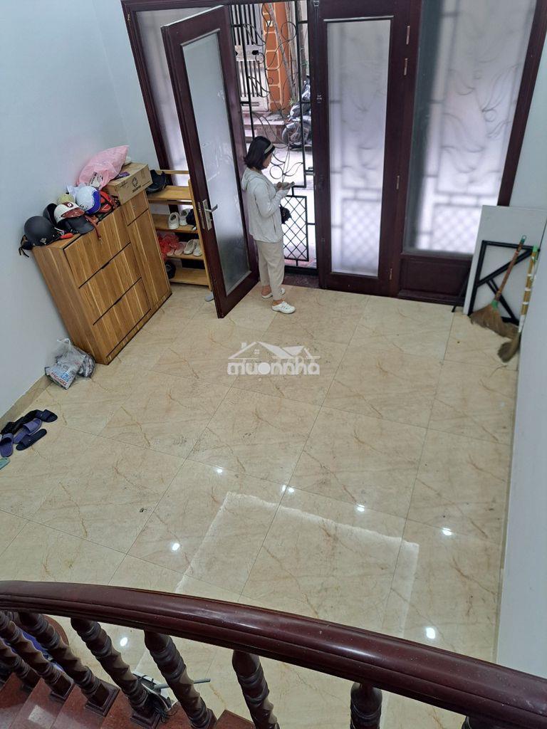 Nhà 6 tầng ngõ 215 trần quốc hoàn, mỗi tầng 2 phòng 1 wc, ô tô đậu cửa