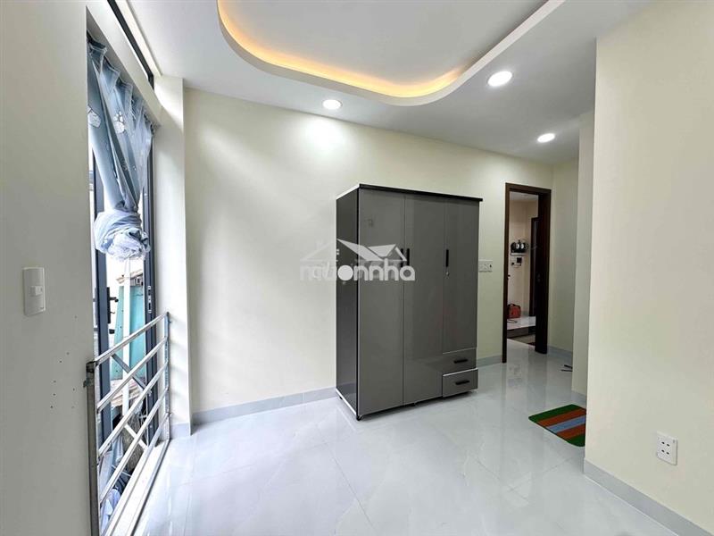 Phòng mới xây, ban công thoáng đầy đủ nội thất