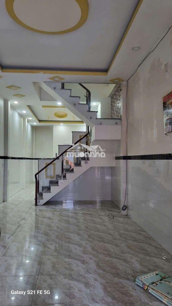 Nhà nguyên căn 1 trệt 2 lầu 4x20m, mặt đường nhựa thông gần cây xăng61