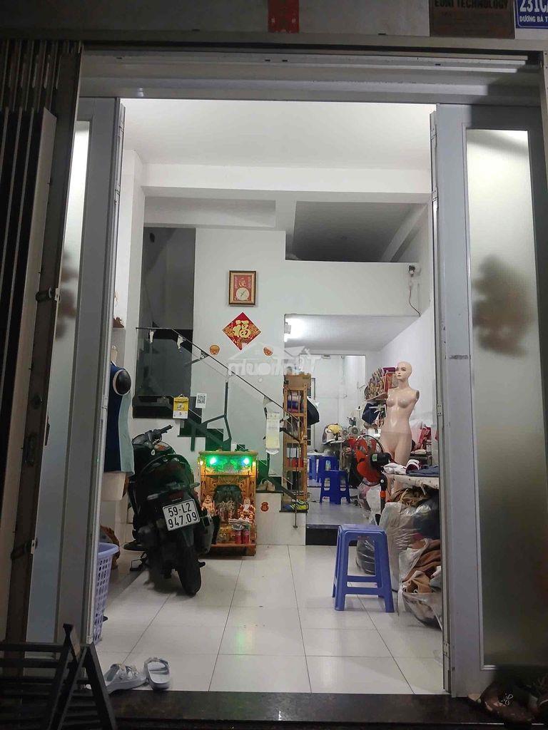 Nhà nở hậu . nhà còn mới đẹp . chính chủ đang ở . hẻm xe hơi gần cửa