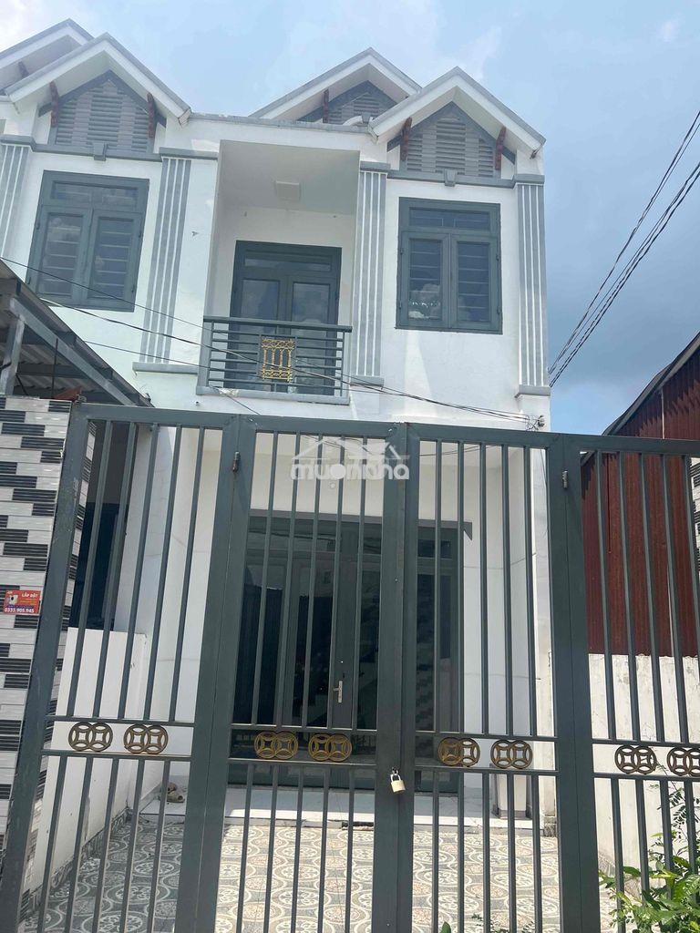 Nhà trệt lầu ngay ngã tư bến cá