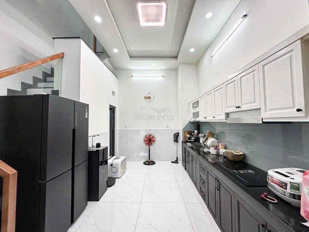 Nhà 1 trệt 2 lầu sân thượng gồm 4pn 4wc sẵn nội thất gần lã xuân oai - Ảnh 4