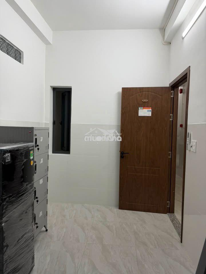 Thang máy, ra vào cửa vân tay - Ảnh 2