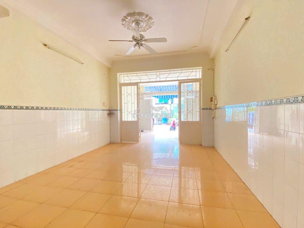Nhà thuê 4x18m.1 lầu.hẻm 8m thoại ngọc hầu.gía:13tr - Ảnh 2