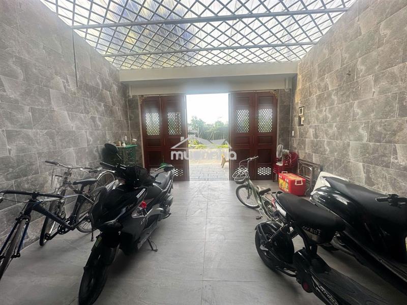 Bán nhà 100m2 ( 5x20 ), sổ sẵn, 4pn 6wc, nội thất cao cấp, kdc phú lợi
