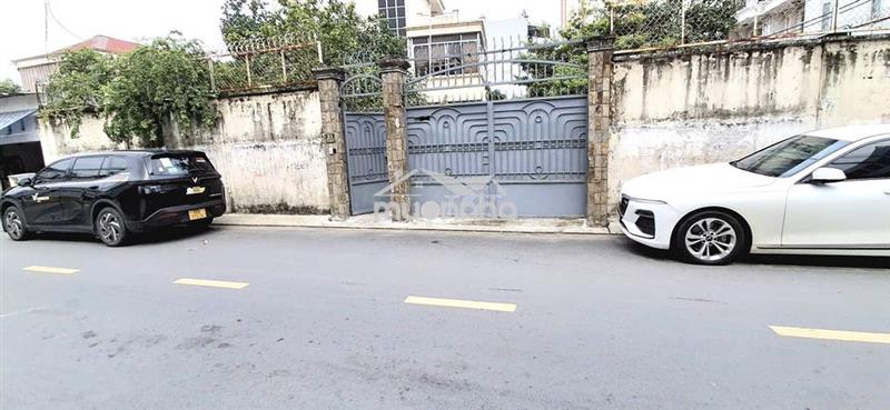 Bán gấp lô góc biệt thự 583m² đường 17 hbc. ngang 20m. 120 tr / m2.