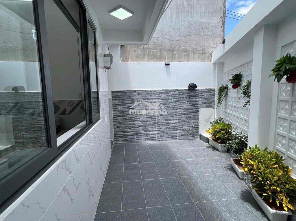 Nhà không rộng rãi với chiều ngang 9,3m cực kì thoáng mát. - Ảnh 4