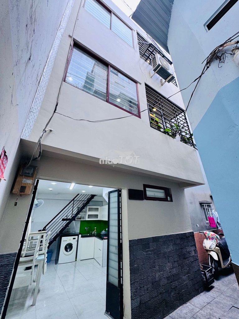 Nhà đẹp ở ngay sát mặt tiền huỳnh văn bánh 20m2_3t đúc đủ công năng