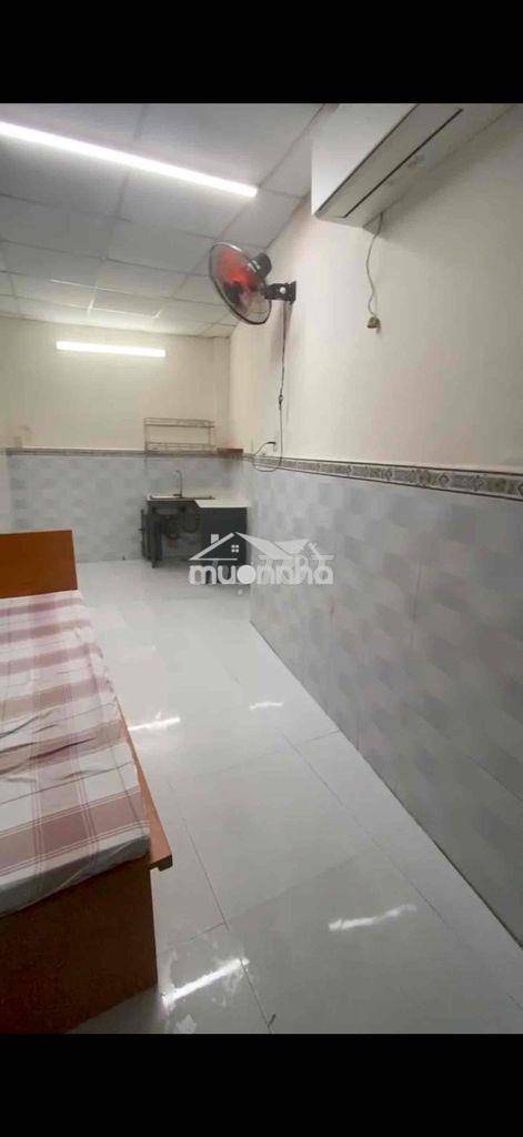 Cho thuê phòng trọ tầng triệt có lối đi riêng  dt 25m có vs biếp máy l