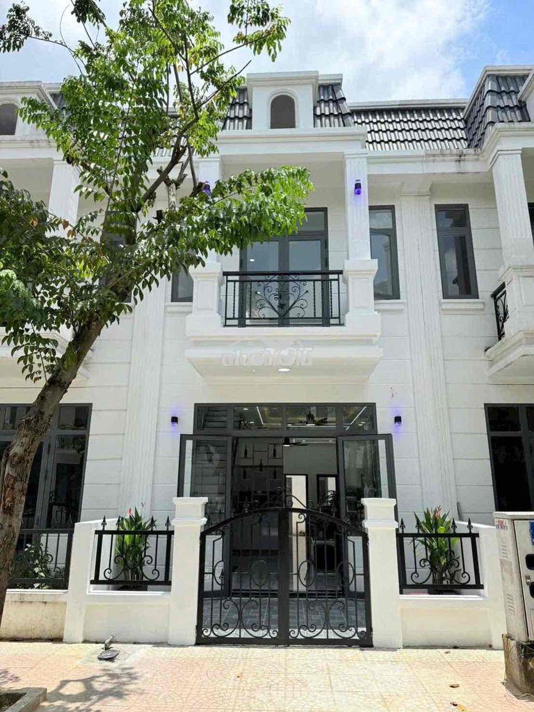 Bán nhà ngay siêu thị go tân uyên