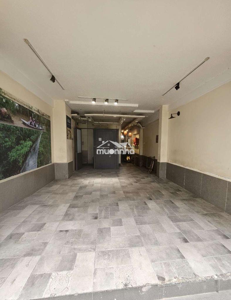 Mặt bằng kd  gần kí túc xá đại học kinh tế q1
