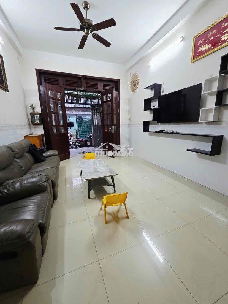 Cho thuê nhà đường vườn lài 4 x 18 m đúc 3 lầu 4 pn , 4 wc.