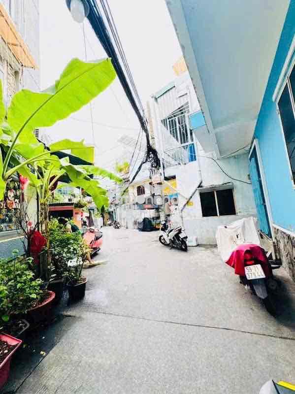 Ngang bề thế gần 6 mét dài gần 10 -nếu muốn có thể xây chia làm 2 căn - 2