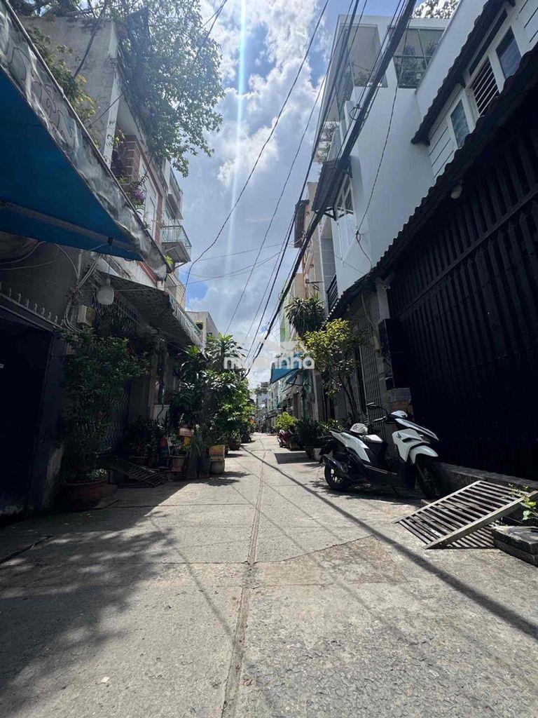 Bán nhà bà hom 2 tầng, sát chợ phú lâm, 30m2, 2pn, hẻm an ninh, rộng