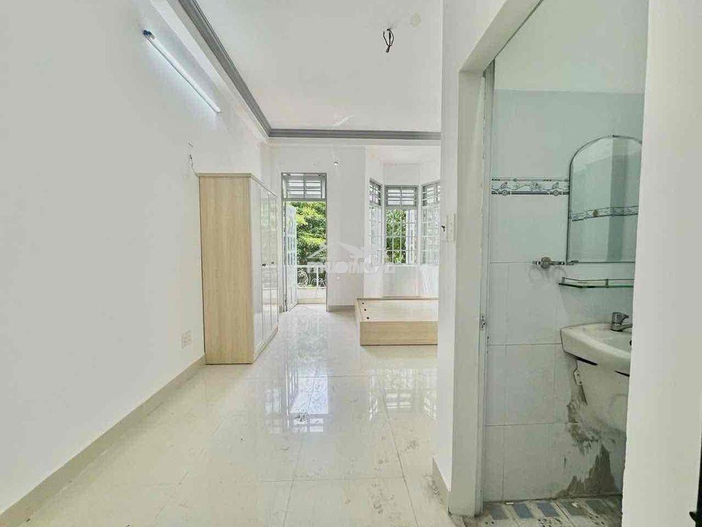 Ban công đầy đủ nội thất ngay công viên làng hoa - Ảnh 2