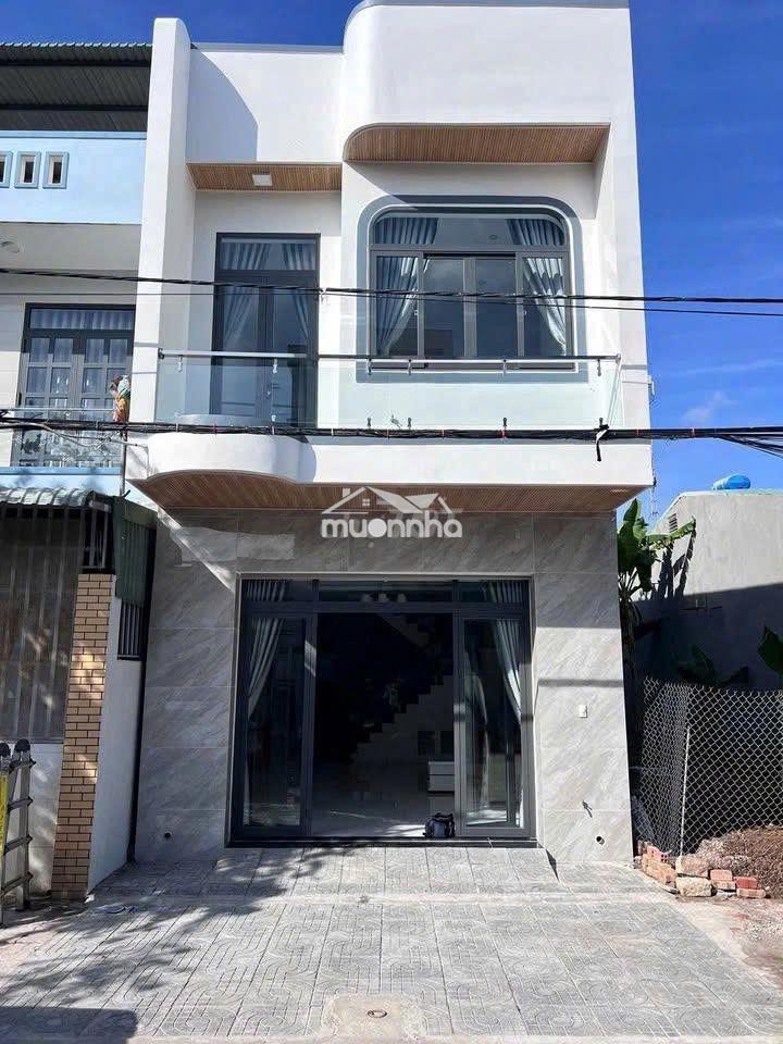 Nhà 1 trệt 1 lầu 1ty810 cách chợ đêm uyên hưng 300m
