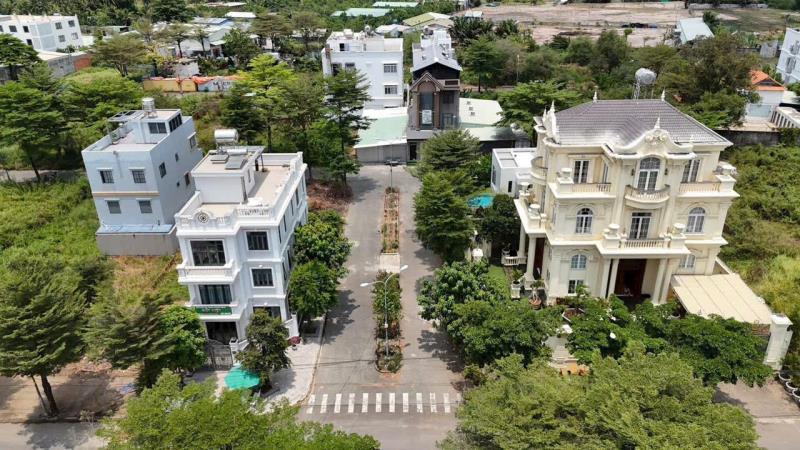 Căn nhà cực đẹp 1 trệt 2 lầu góc 2 mặt tiền đường 20m bưng ông thoàn - Ảnh 2