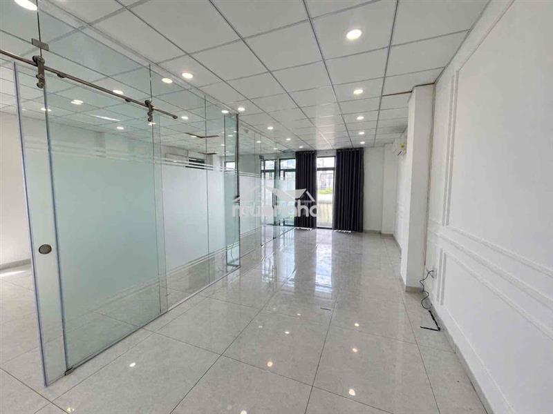 Văn phòng 110m2 ngăn kính máy lạnh sẵn tại vạn phúc city