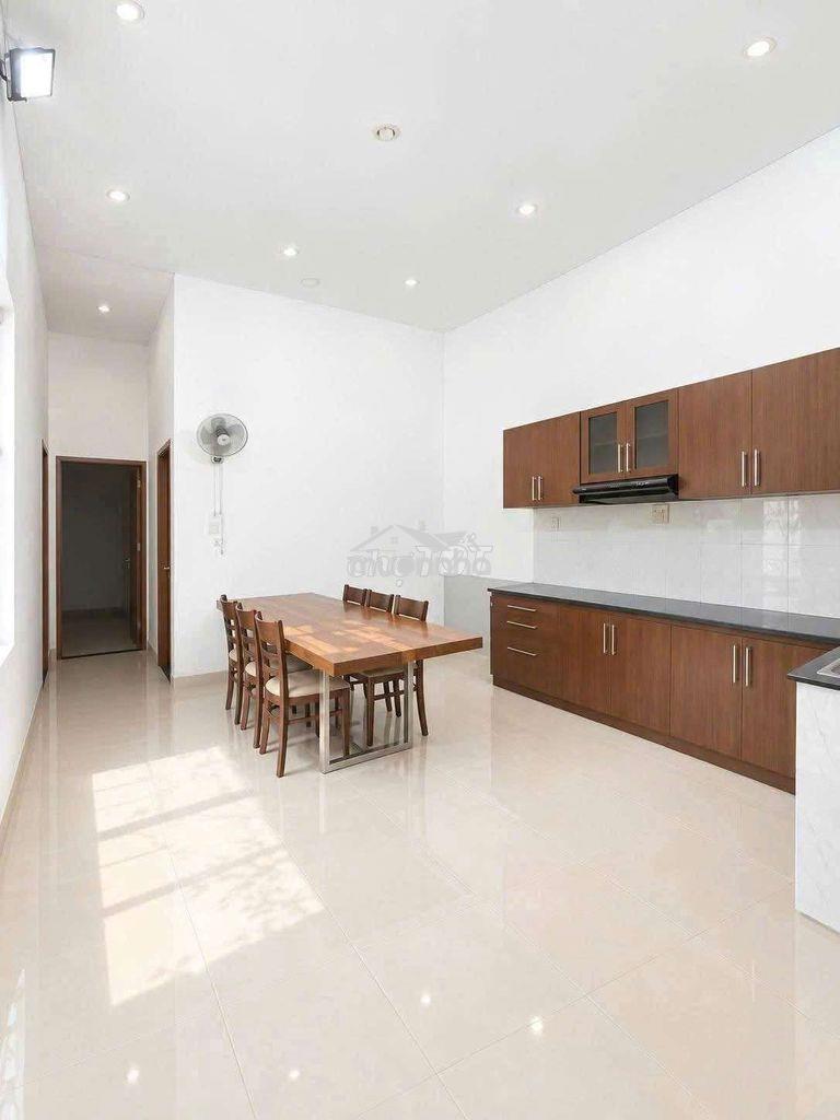 Nhà siêu rộng, sân đậu oto, sẵn 4pn máy lạnh. sát bên phạm văn đồng - Ảnh 3