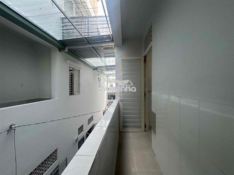 Phòng 1 trệt 1 lầu ban công rộng 40m2 gần new saigon tiện về quận 7