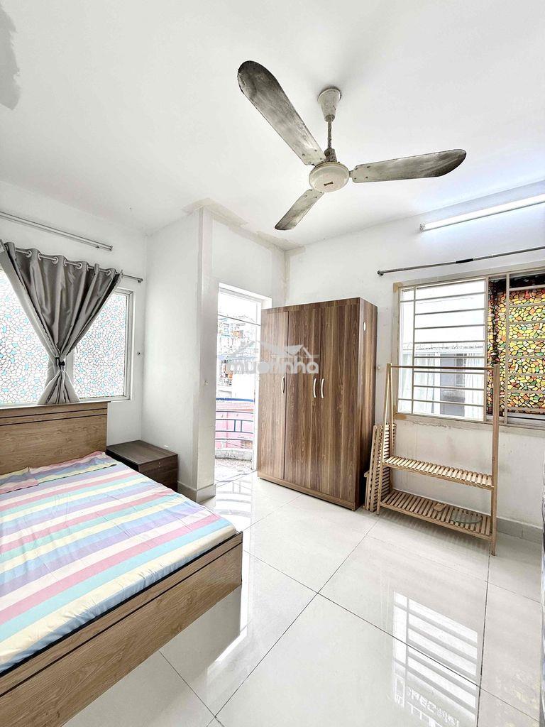 Phòng bancon, cửa sổ to - Ảnh 2