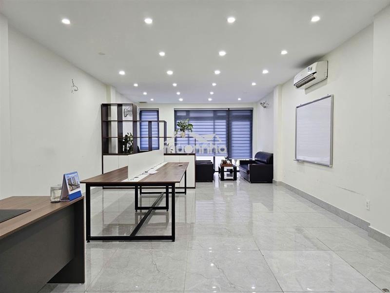 Cho thuê văn phòng tầng trệt kdt vạn phúc city 10tr nội thất như hình