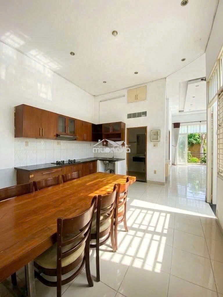 Cho thuê nhà 4pn hẻm xe tải đường phạm văn đồng có sân ô tô 13,5 triệu
